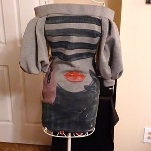 Off the shoulder top or could be worn as a mini.